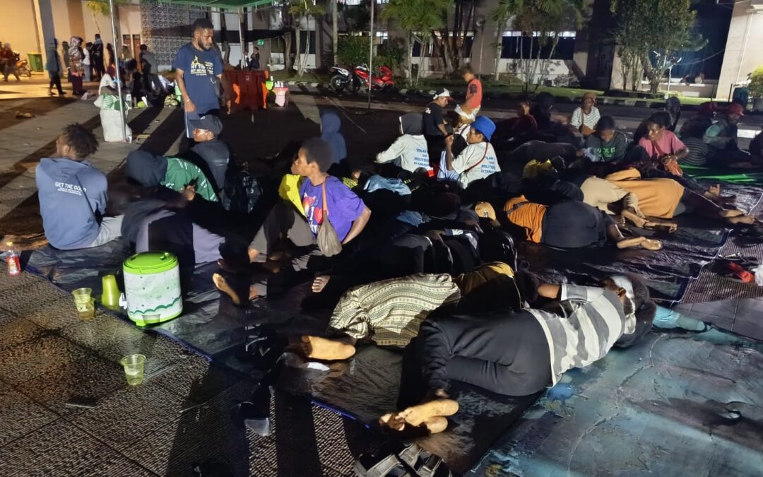 Tagih Janji, Mama Bertahan Semalam di Halaman Kantor Gubernur Papua Barat Daya
